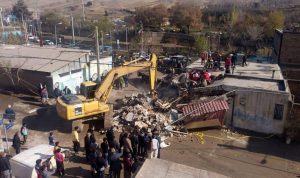 کامیون وارد خانه ای در پردیس