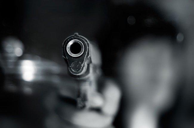 قتل یک پزشک معروف مقابل خانه اش با شلیک گلوله