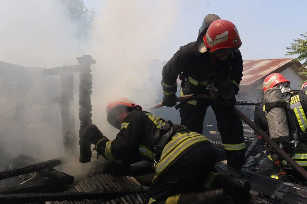 مهار آتش سوزی 2 خانه و یک مغازه و انبار در رشت